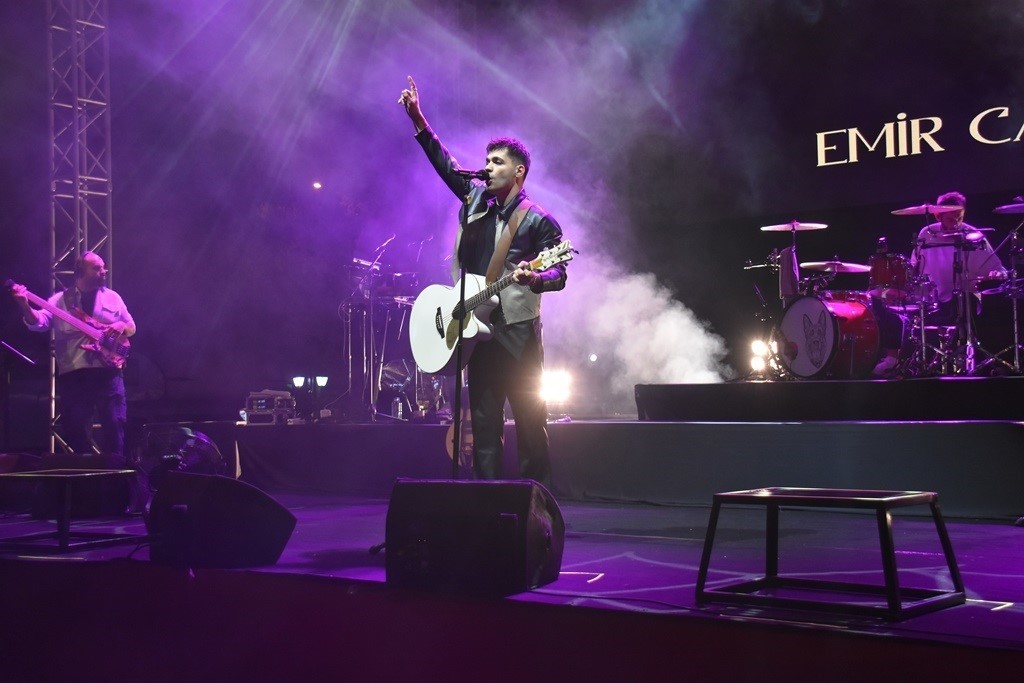 Emir Can İğrek Tekirdağlı hayranlarıyla ertelenen konserde buluştu
