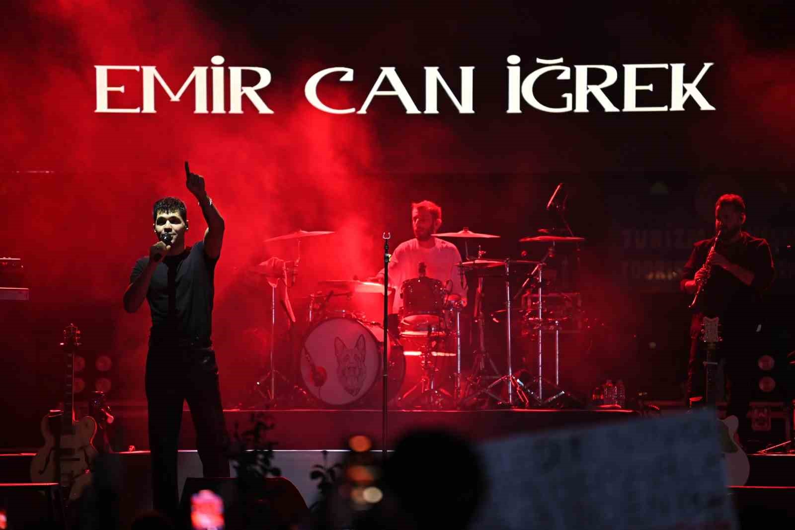 Emir Can İğrek Tekirdağlı hayranlarıyla ertelenen konserde buluştu
