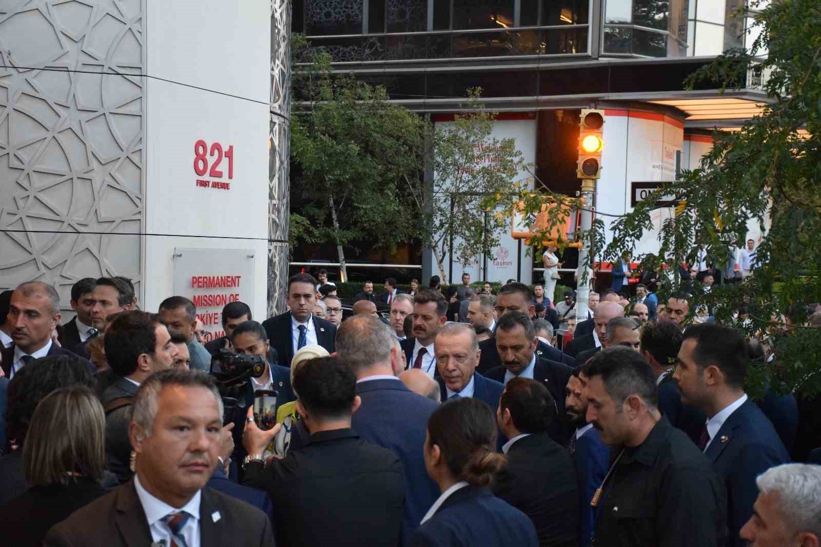 Cumhurbaşkanı Erdoğan Türkevi’nin önünde yoğun ilgiyle karşılandı
