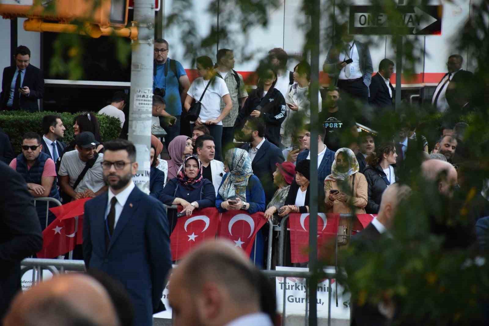 Cumhurbaşkanı Erdoğan Türkevi’nin önünde yoğun ilgiyle karşılandı
