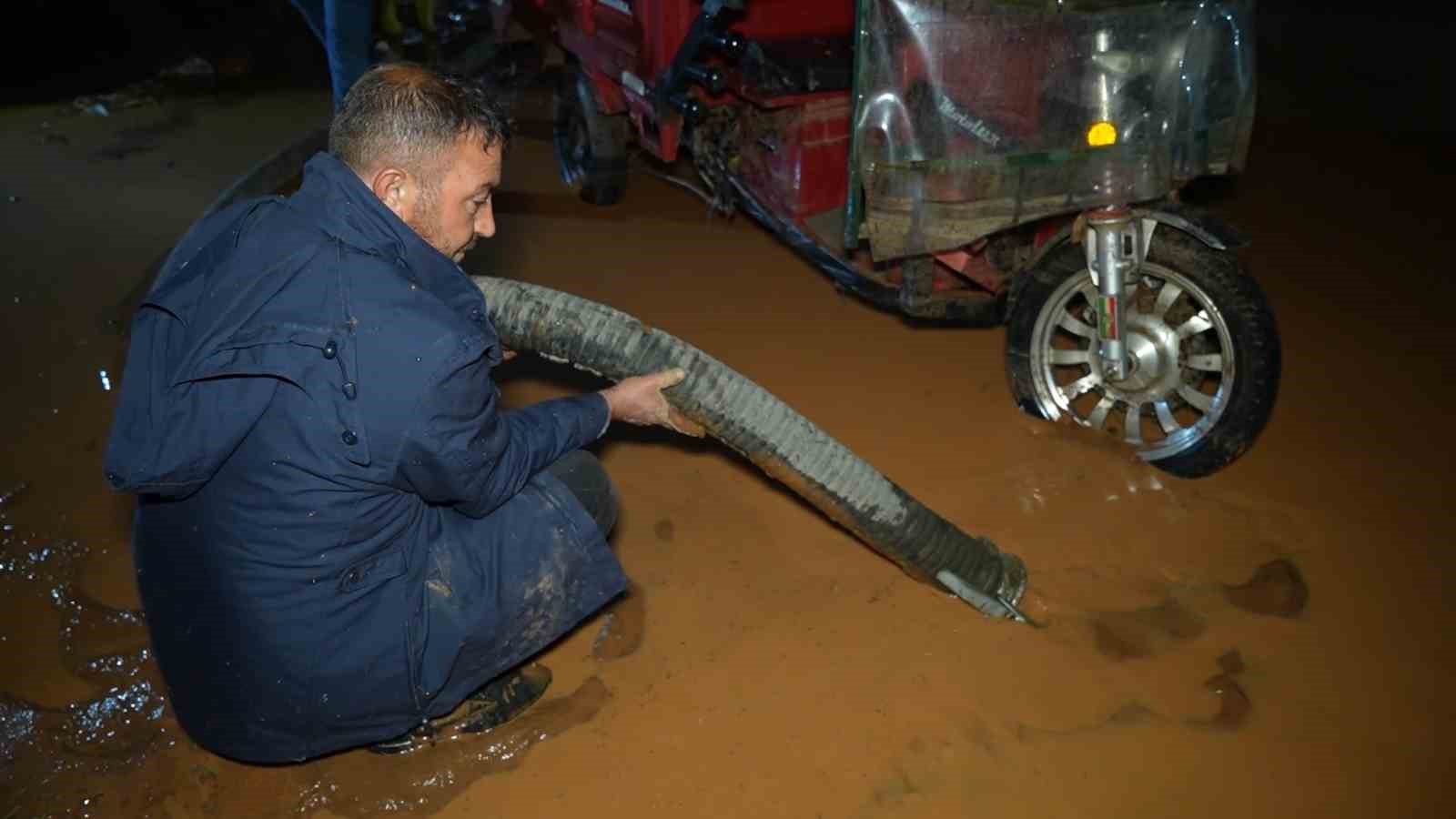 Kırıkkale’de sel felaketi: Köy yolu adeta ırmağa döndü
