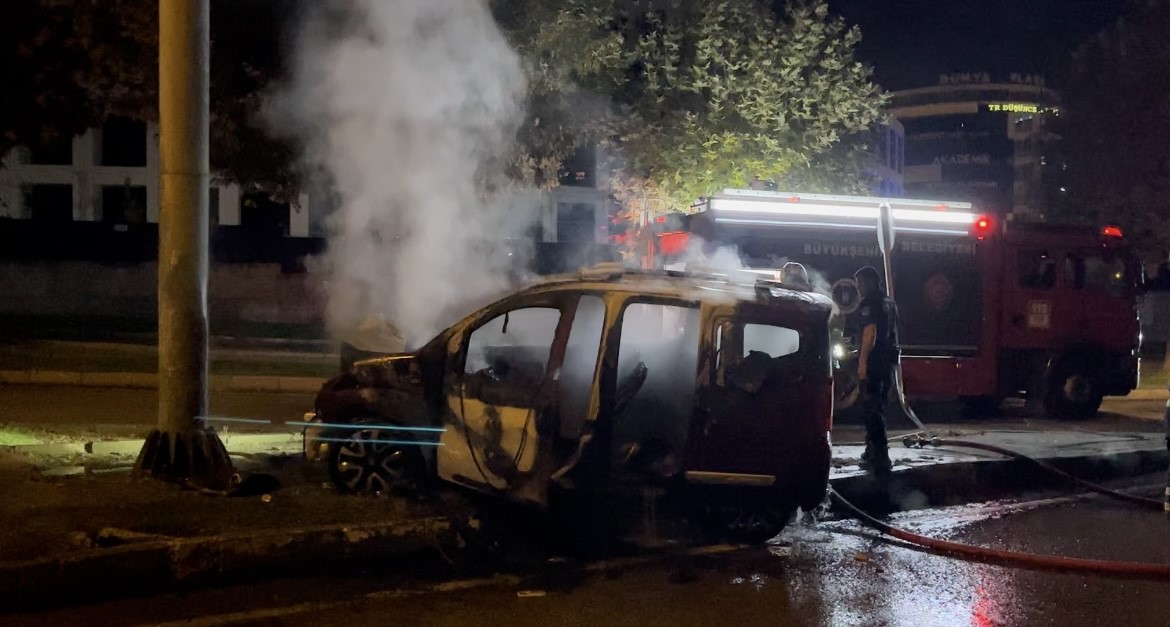 Refüje dalan sürücü camdan fırladı, araç alev topuna döndü
