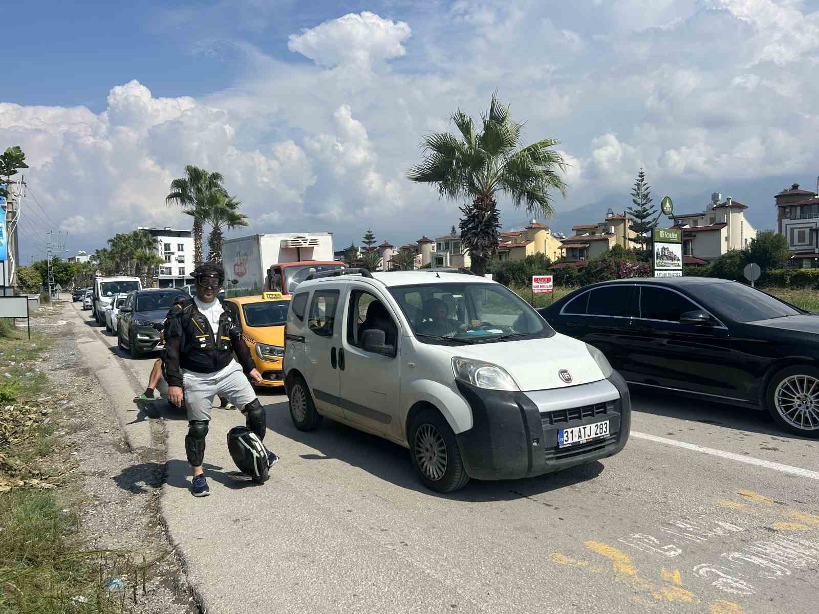 Trafikte tek teker üzerinde yolculuk yapan sürücü ilgi odağı oluyor
