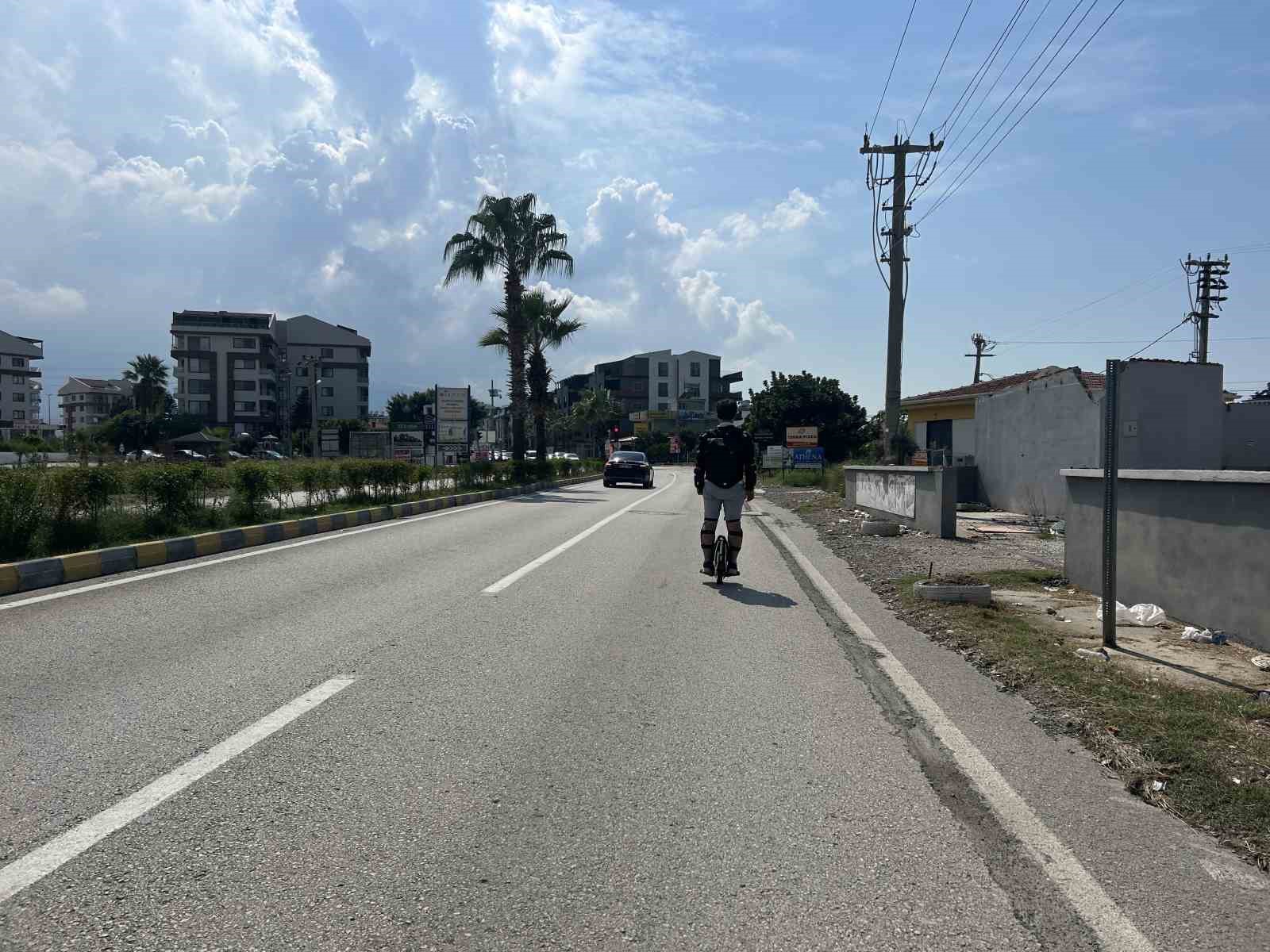 Trafikte tek teker üzerinde yolculuk yapan sürücü ilgi odağı oluyor
