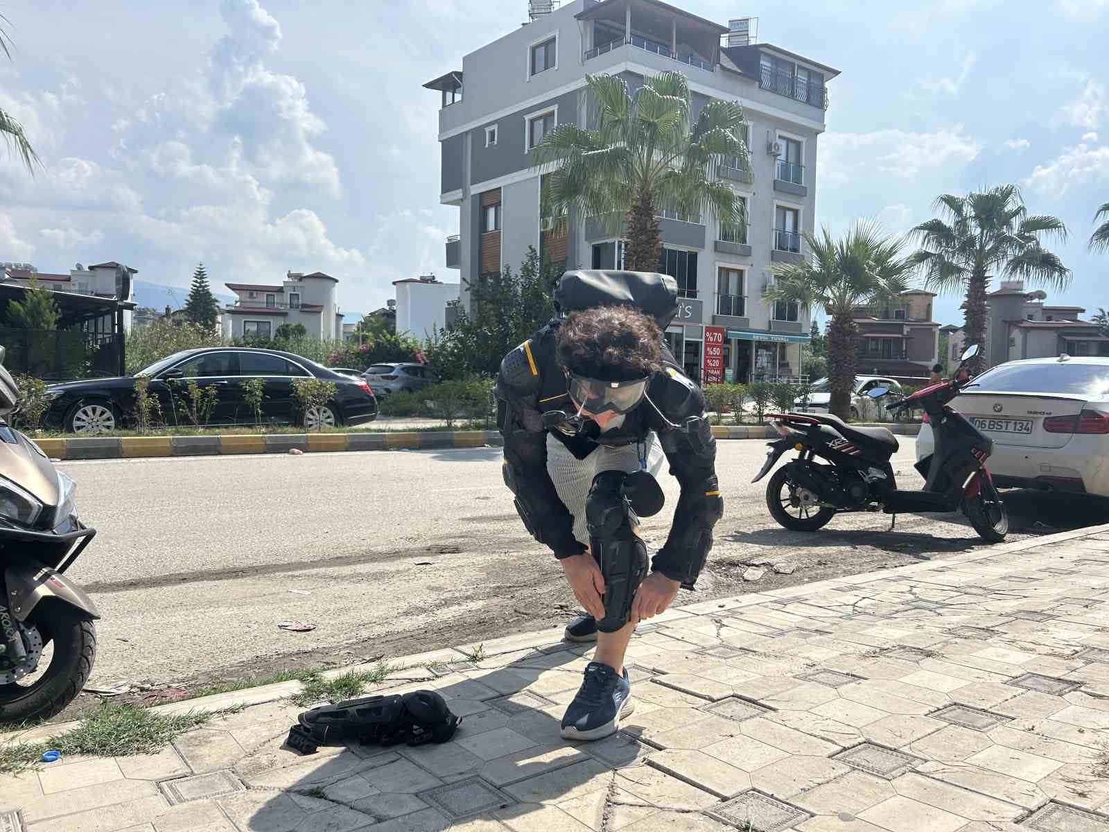 Trafikte tek teker üzerinde yolculuk yapan sürücü ilgi odağı oluyor
