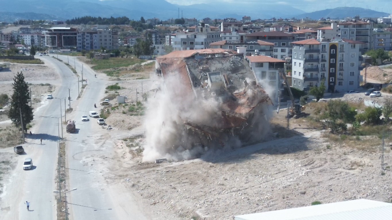 9 katlı binanın yerle bir olma anı dron kamerasında
