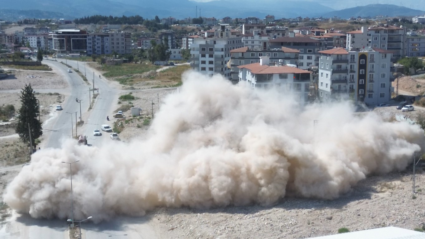 9 katlı binanın yerle bir olma anı dron kamerasında
