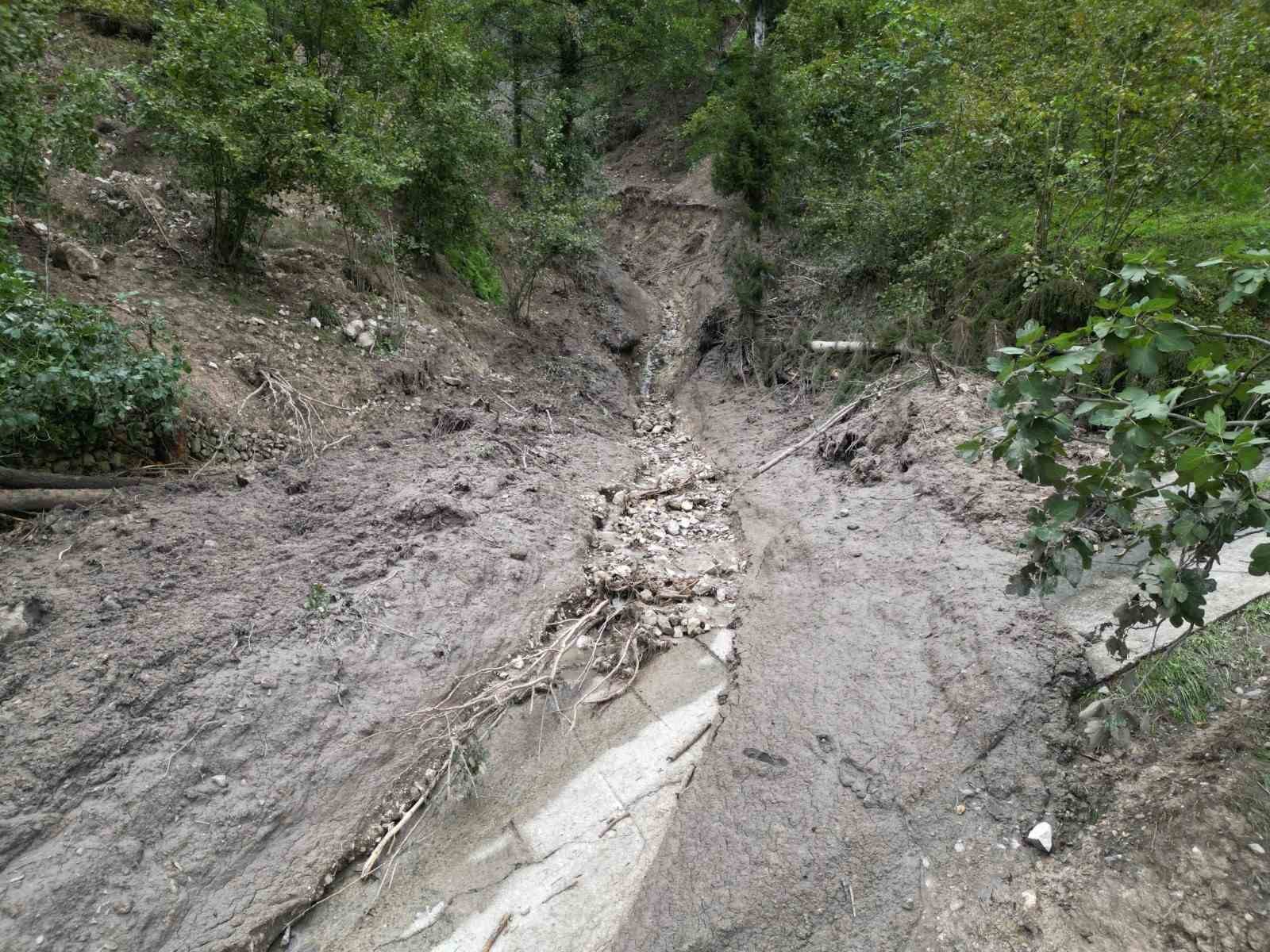 Heyelan 5 katlı binayı teğet geçti, faciadan dönüldü
