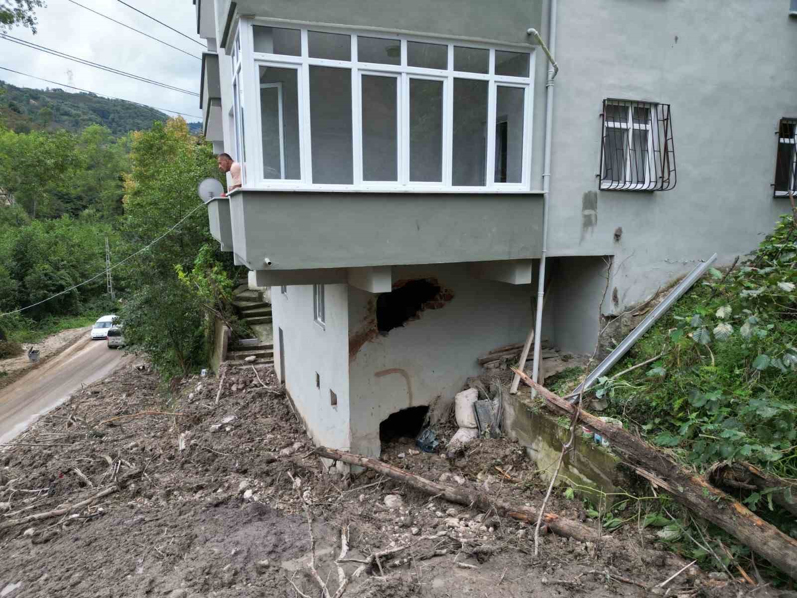 Heyelan 5 katlı binayı teğet geçti, faciadan dönüldü
