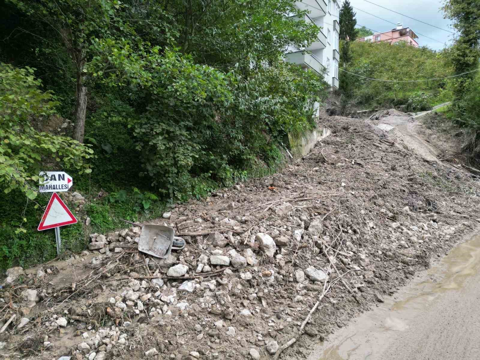 Heyelan 5 katlı binayı teğet geçti, faciadan dönüldü
