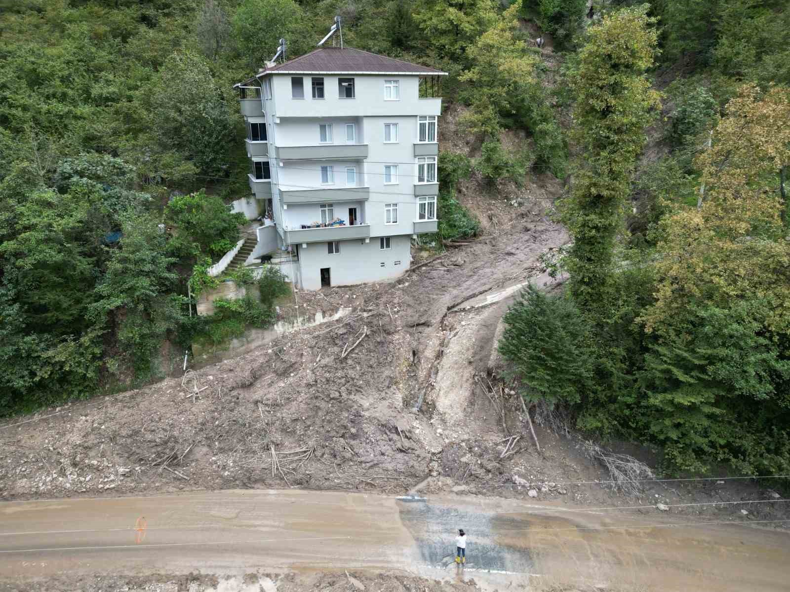 Heyelan 5 katlı binayı teğet geçti, faciadan dönüldü
