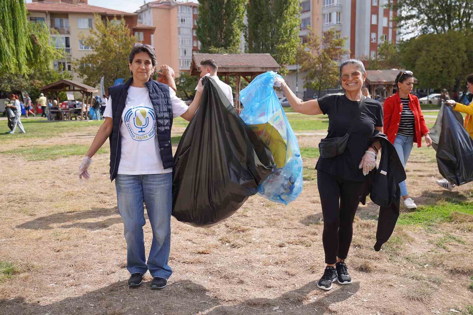 Doğaseverler, Dünya Temizlik Günü’nde çöp topladı
