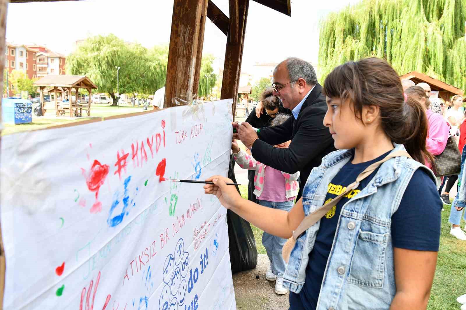 Doğaseverler, Dünya Temizlik Günü’nde çöp topladı
