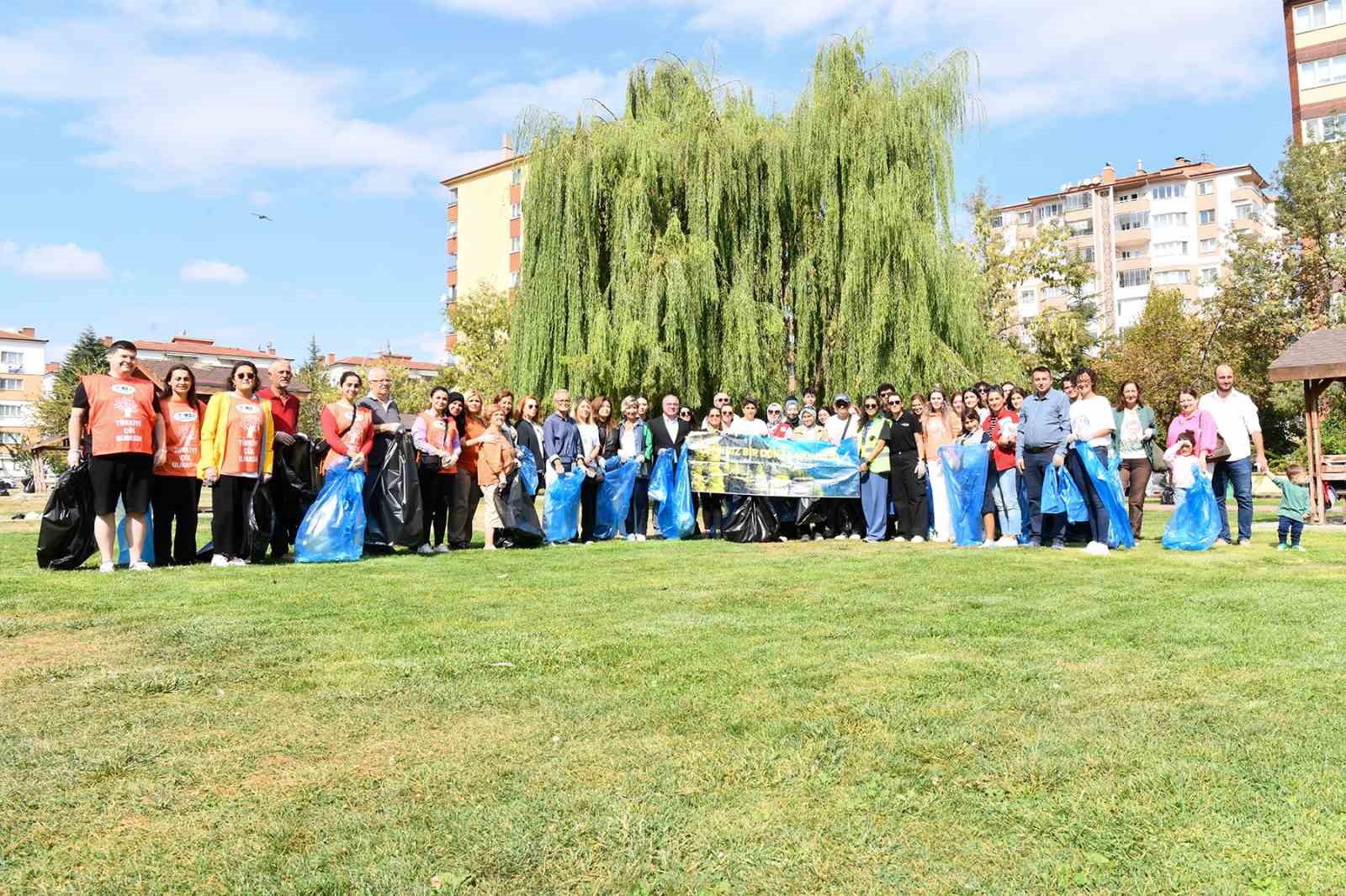 Doğaseverler, Dünya Temizlik Günü’nde çöp topladı
