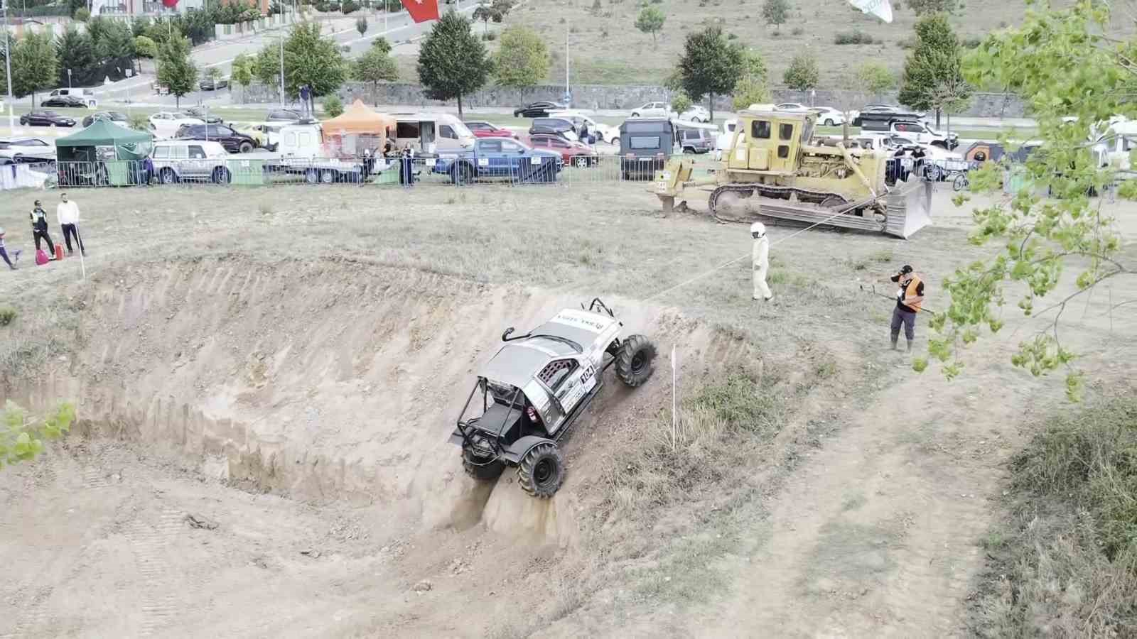 Pendik’te arazi araçlarının parkurları aştığı yarışta adrenalin had safhada
