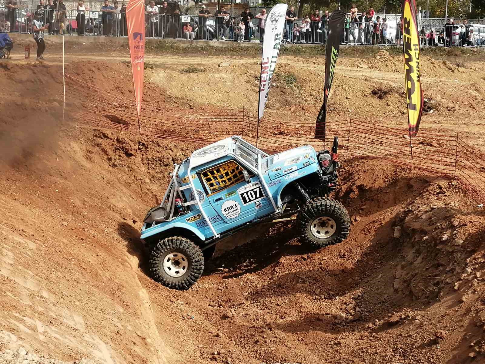 Pendik’te arazi araçlarının parkurları aştığı yarışta adrenalin had safhada
