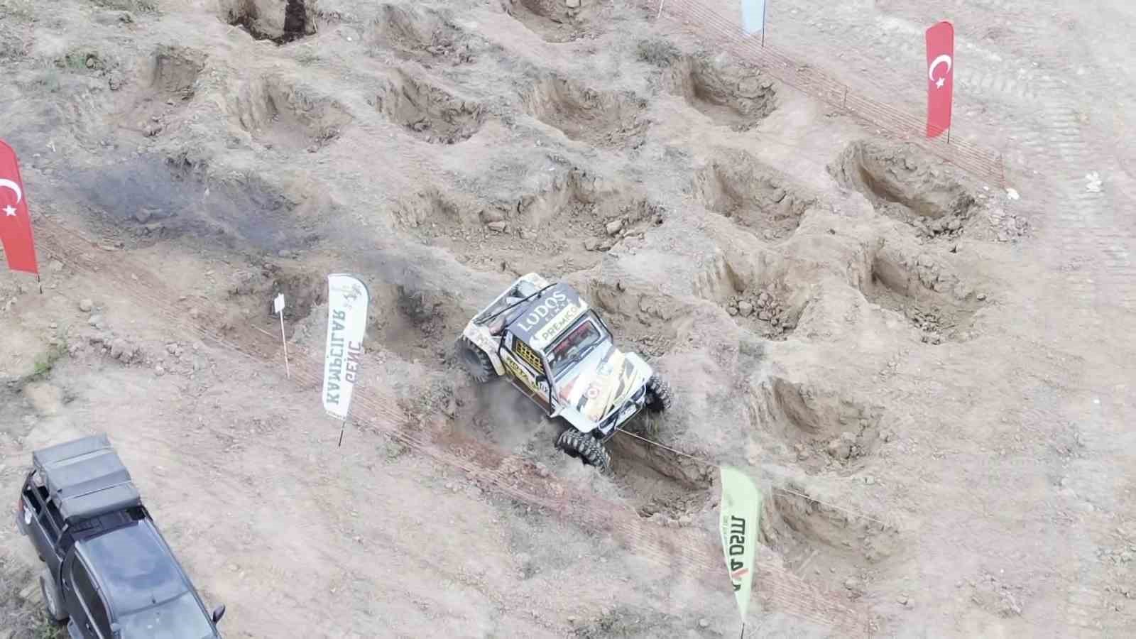 Pendik’te arazi araçlarının parkurları aştığı yarışta adrenalin had safhada
