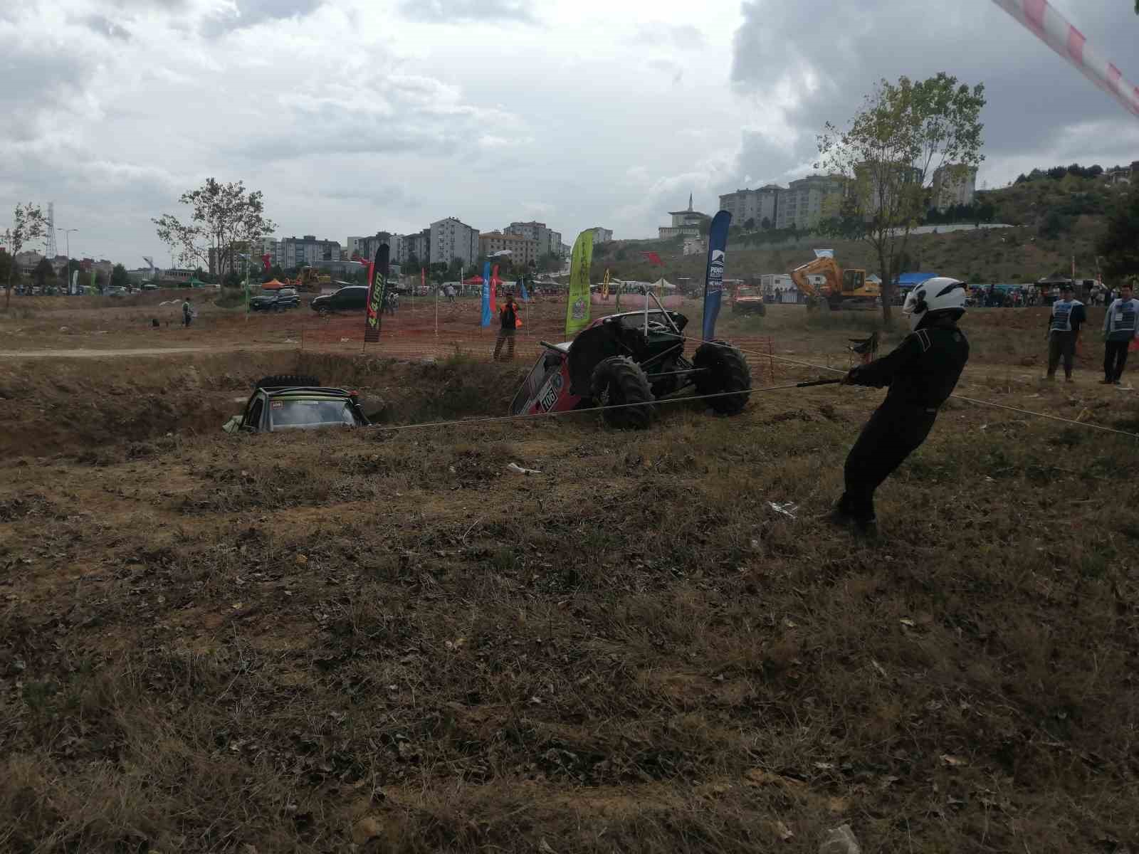 Pendik’te arazi araçlarının parkurları aştığı yarışta adrenalin had safhada
