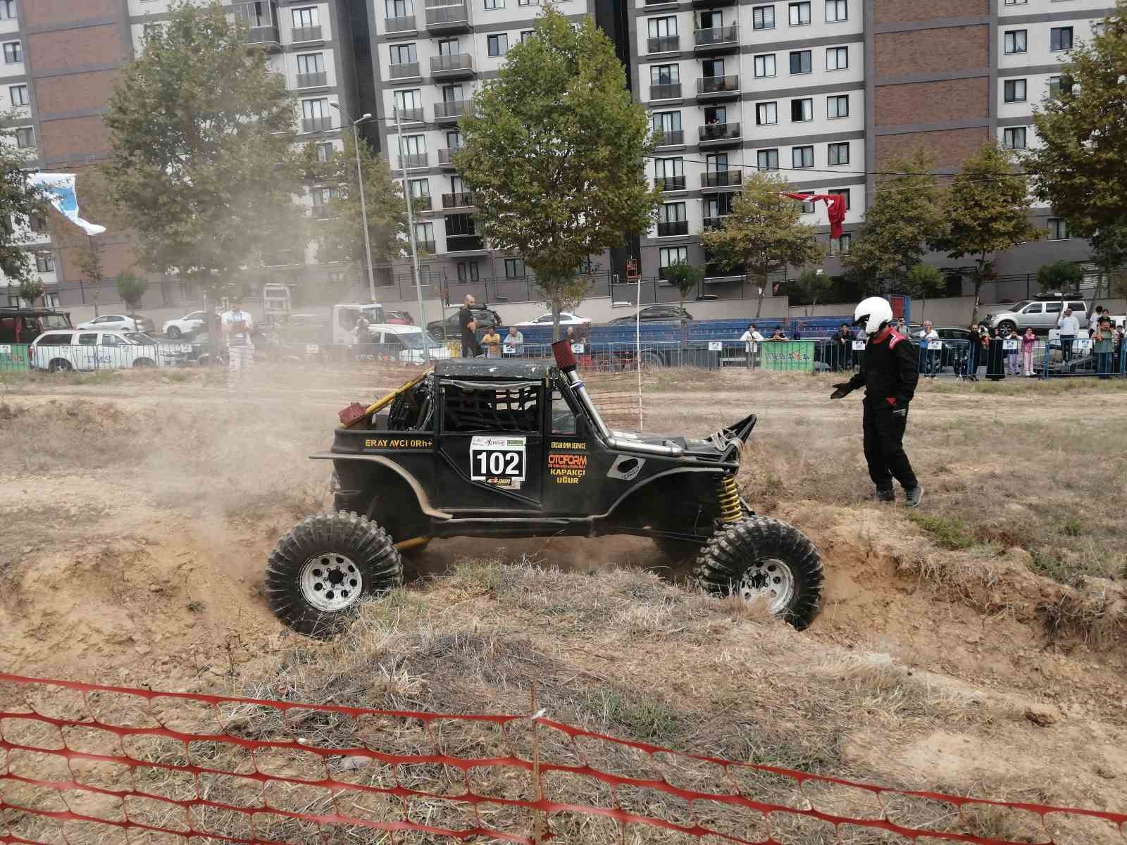 Pendik’te arazi araçlarının parkurları aştığı yarışta adrenalin had safhada
