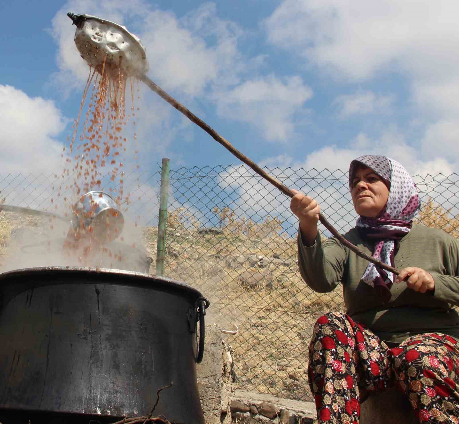 Pekmez kazanları kaynamaya başladı
