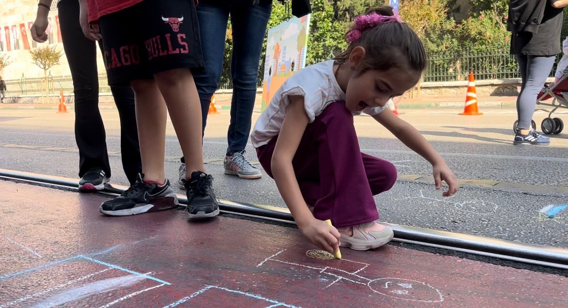 Bursa’nın en işlek caddesi 2 saat çocuklara kaldı
