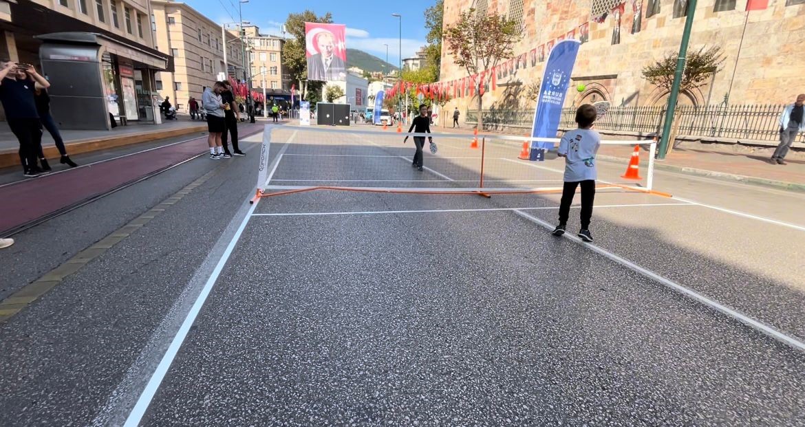 Bursa’nın en işlek caddesi 2 saat çocuklara kaldı
