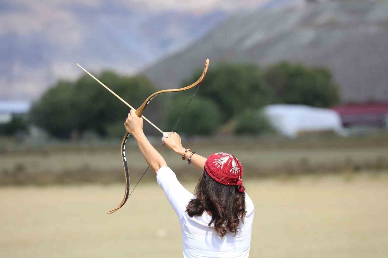 Geleneksel Türk Okçuluğu Şampiyonası Erzincan’da düzenlendi
