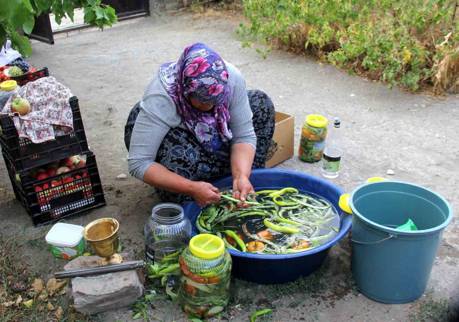 Erzincan’da kadınların turşu mesaisi başladı
