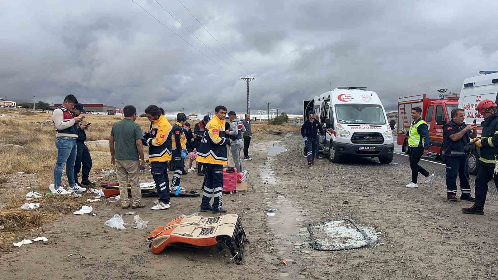 Nevşehir’de turistleri taşıyan minibüs takla attı: 18 yaralı
