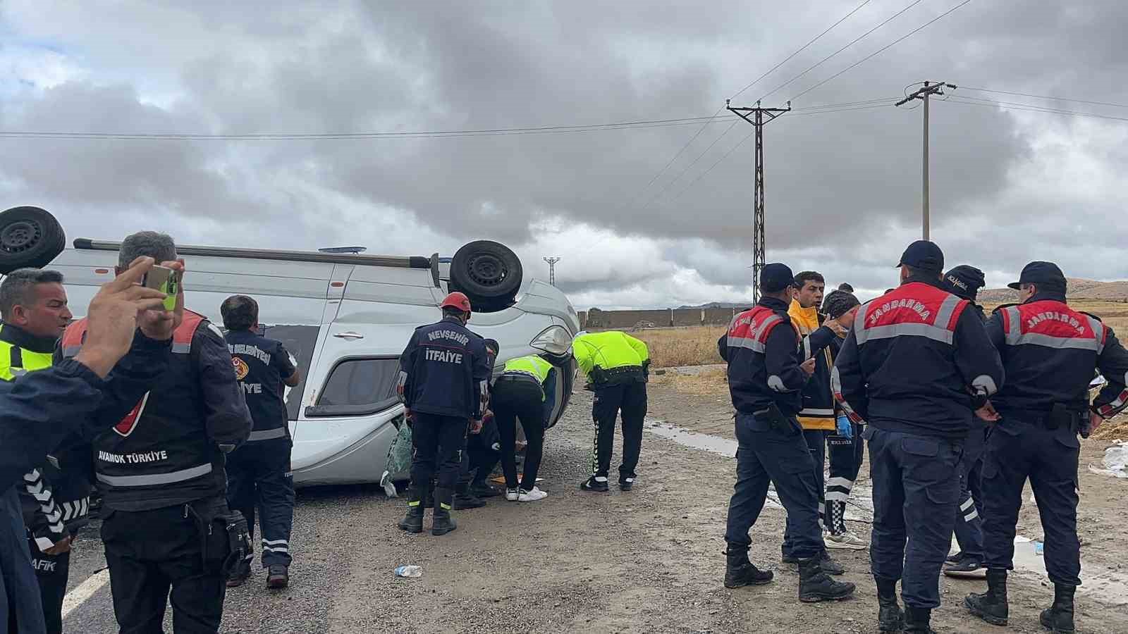 Nevşehir’de turistleri taşıyan minibüs takla attı: 18 yaralı
