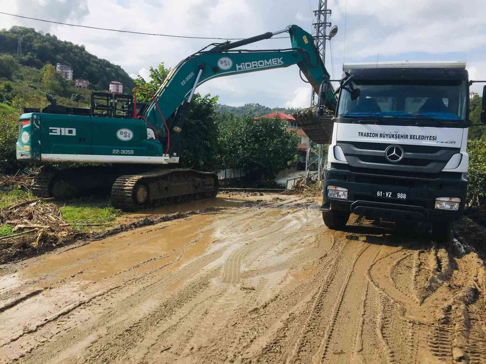 Sel mağduru ilçelerde çalışmalar sürüyor
