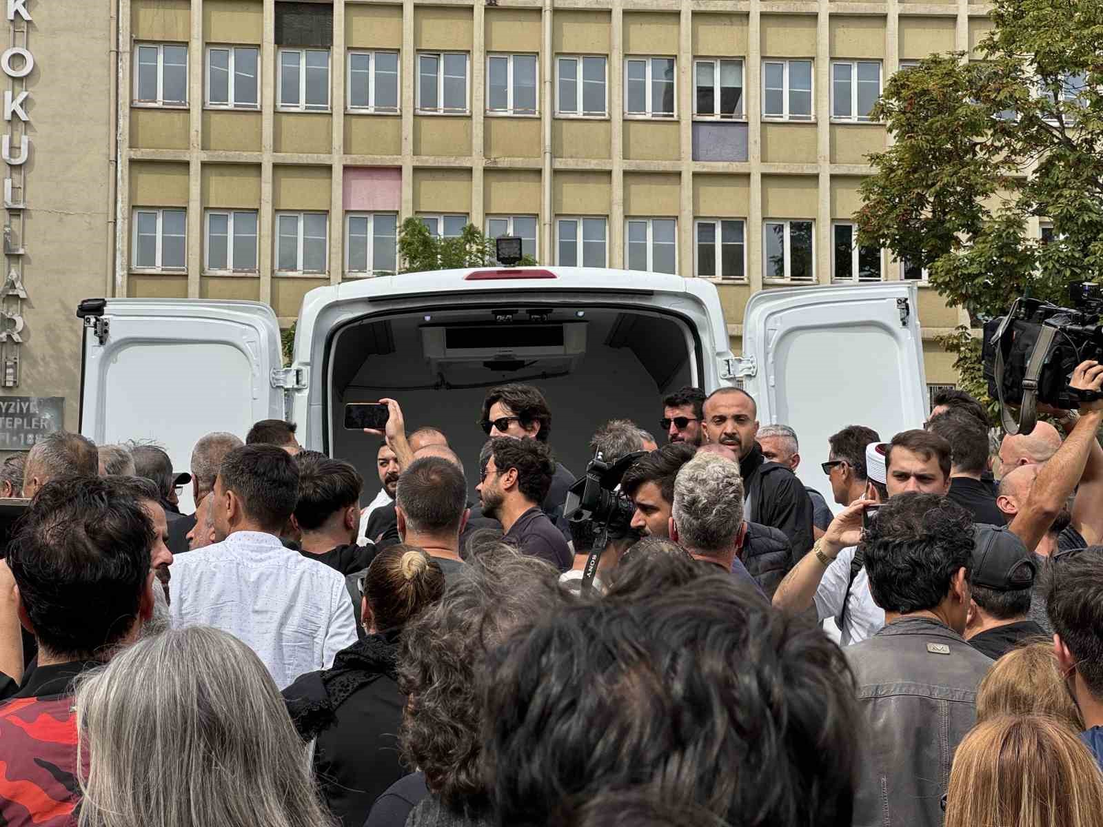 Ünlü sanatçı Metin Arolat son yolculuğuna uğurlandı
