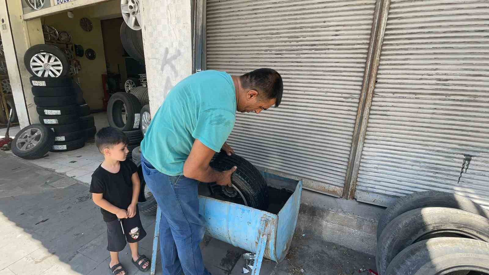 Yağmur sonrası ortaya çıkan çivi ve vidalar araçların başına dert oldu
