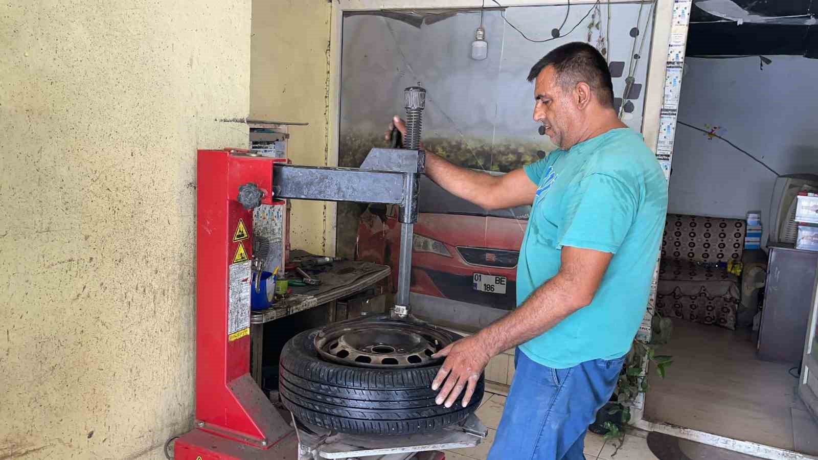 Yağmur sonrası ortaya çıkan çivi ve vidalar araçların başına dert oldu
