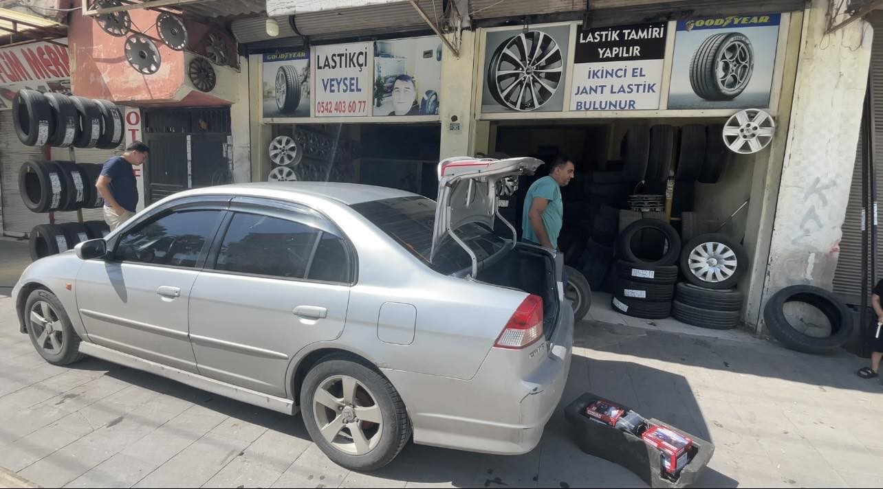 Yağmur sonrası ortaya çıkan çivi ve vidalar araçların başına dert oldu
