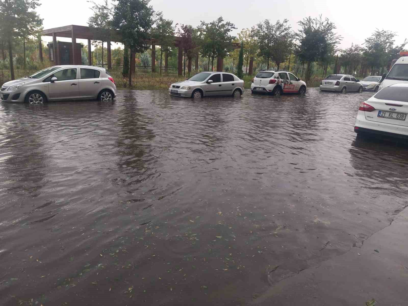 Diyarbakır’da fırtına ve sağanak yağış hayatı olumsuz etkiledi
