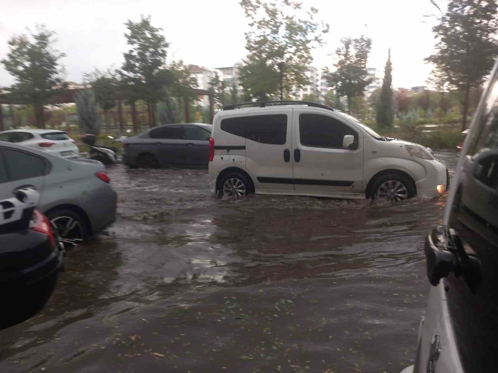 Diyarbakır’da fırtına ve sağanak yağış hayatı olumsuz etkiledi
