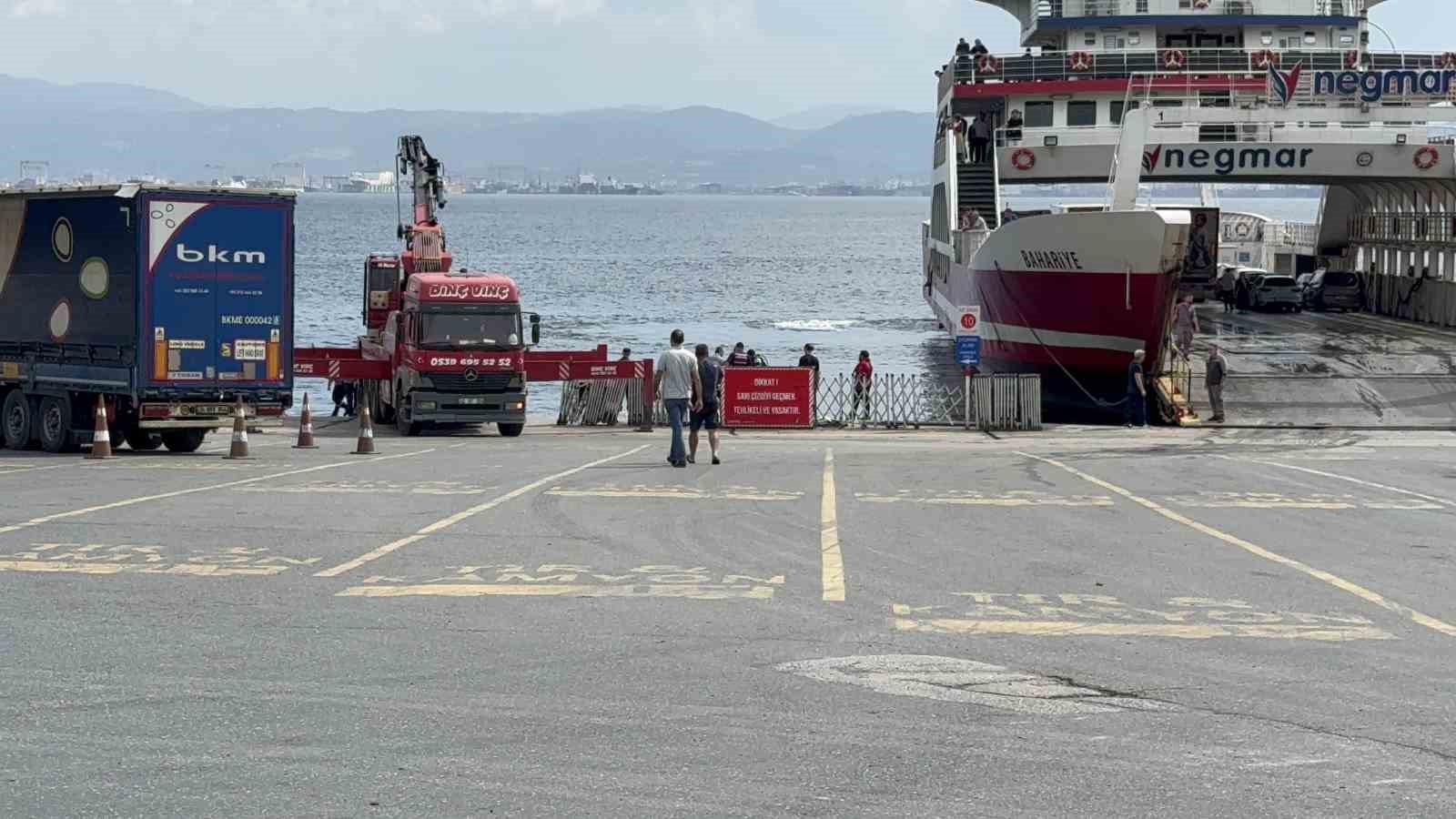 Kocaeli’de freni boşalan tır denize düştü
