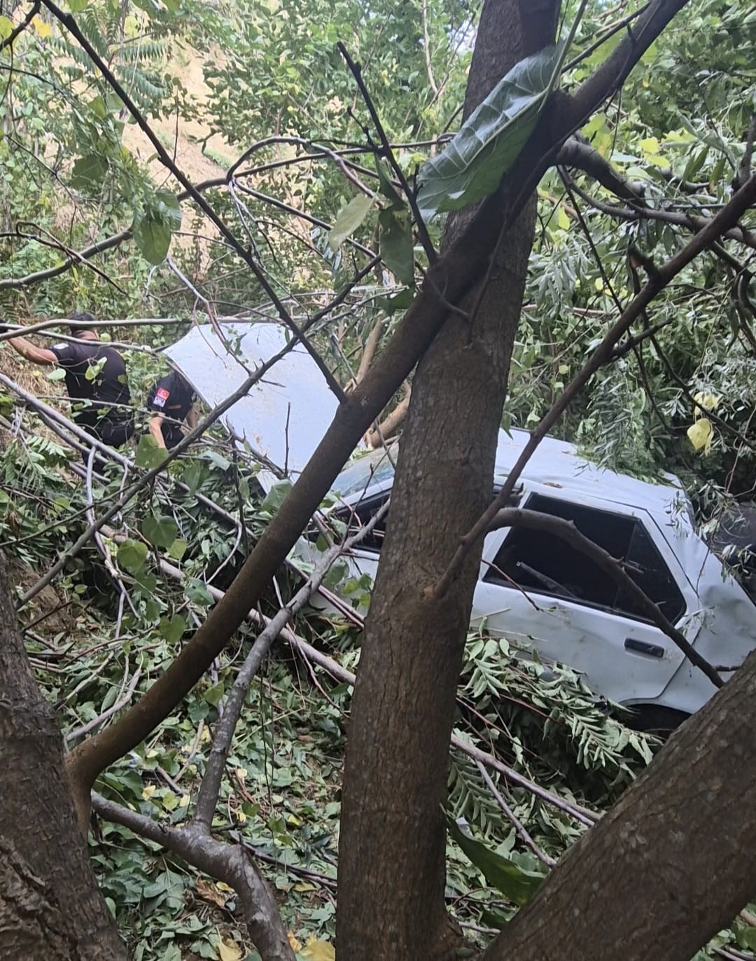 Silivri’de uçurumdan araç uçtu: 1 yaralı
