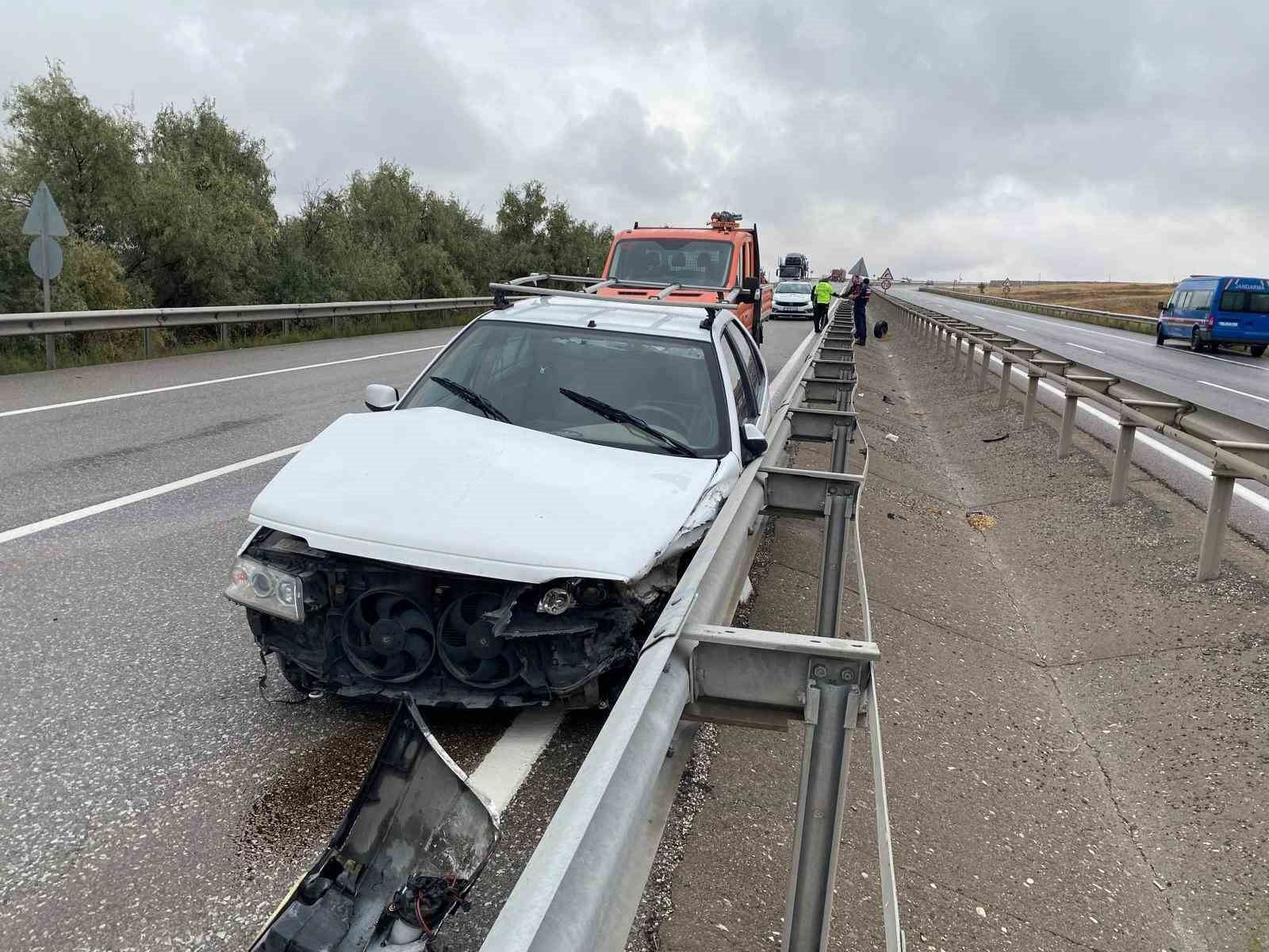 Kontrolden çıkan otomobil bariyerlere çarptı: 3 yaralı
