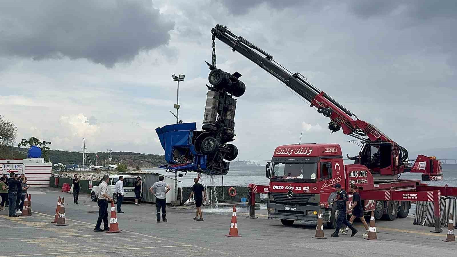 Tırın denize düştüğü anlar kamerada
