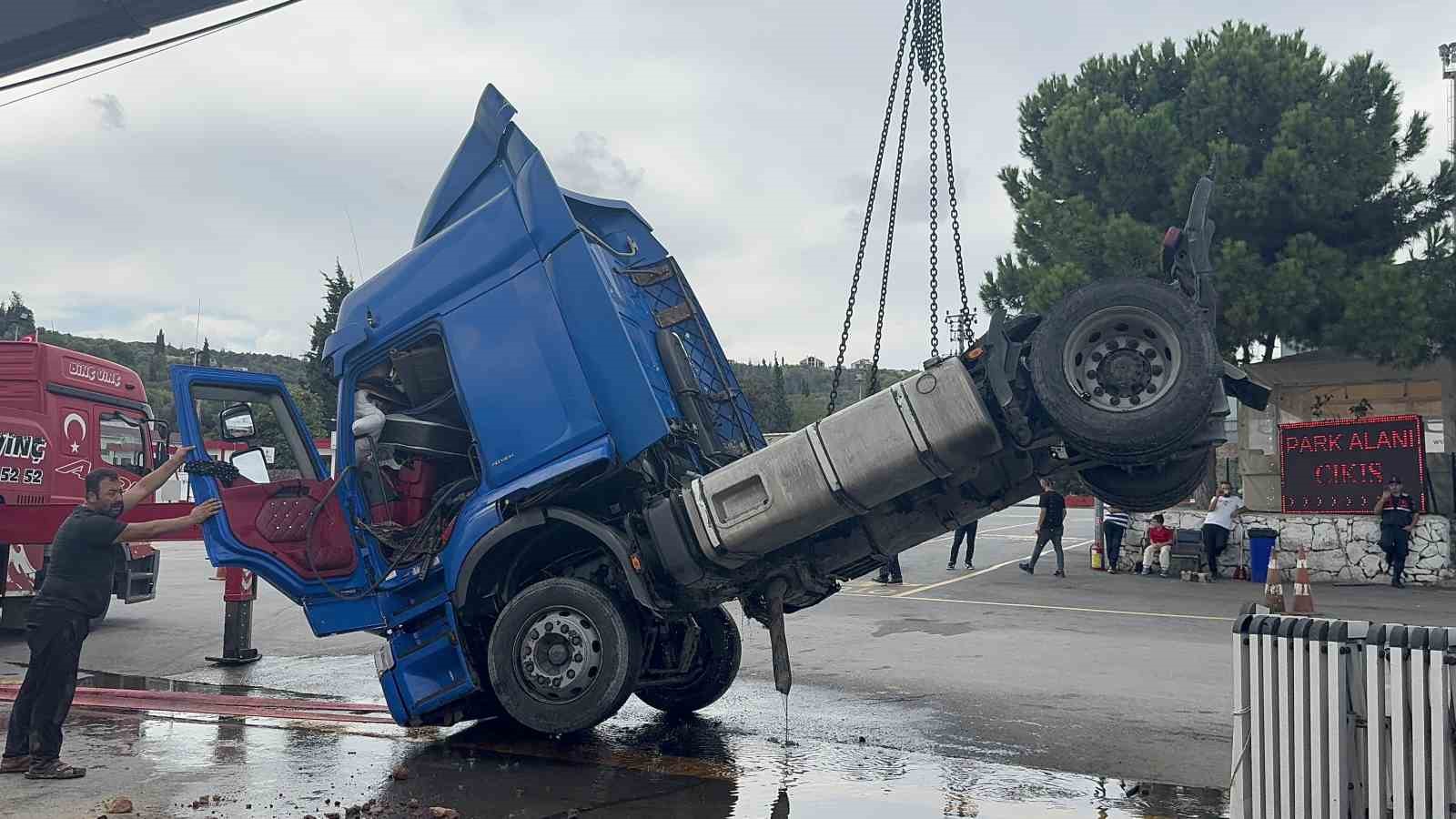 Tırın denize düştüğü anlar kamerada
