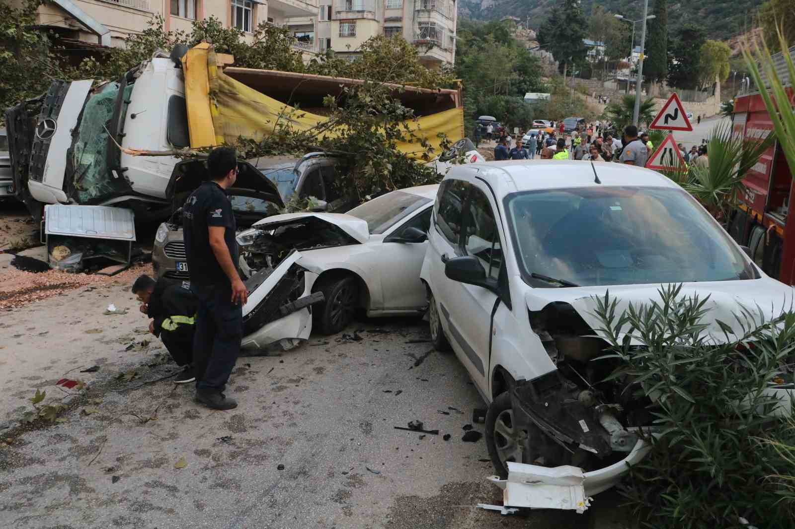 Hatay’da hafriyat kamyonu 7 aracı biçti: Yaralılar var
