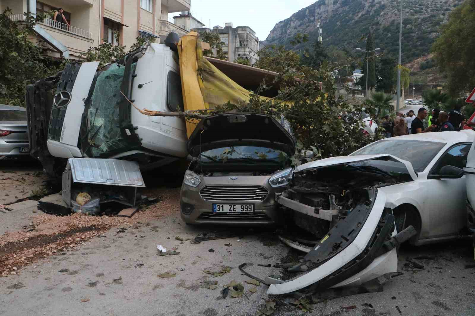 Hatay’da hafriyat kamyonu 7 aracı biçti: Yaralılar var
