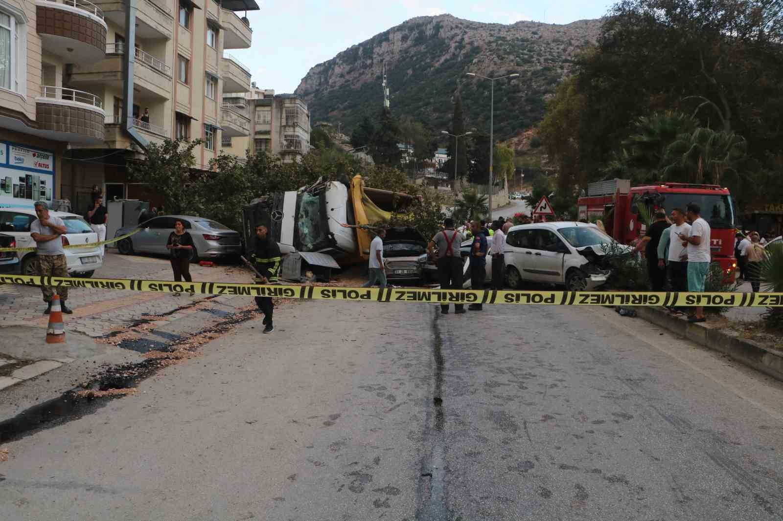 Hatay’da hafriyat kamyonu 7 aracı biçti: Yaralılar var
