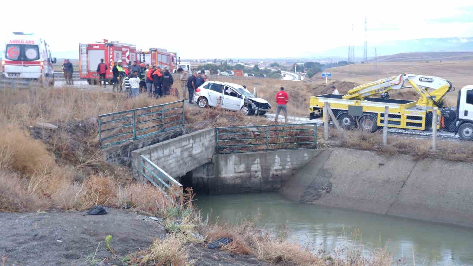 Erzurum’da otomobil su kanalına uçtu: 2 ölü, 1 yaralı
