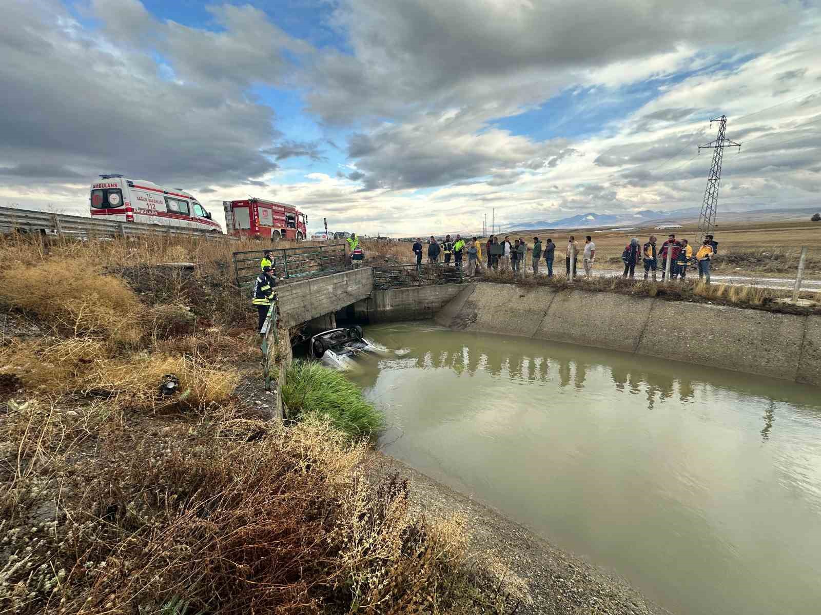 Erzurum’da otomobil su kanalına uçtu: 2 ölü, 1 yaralı
