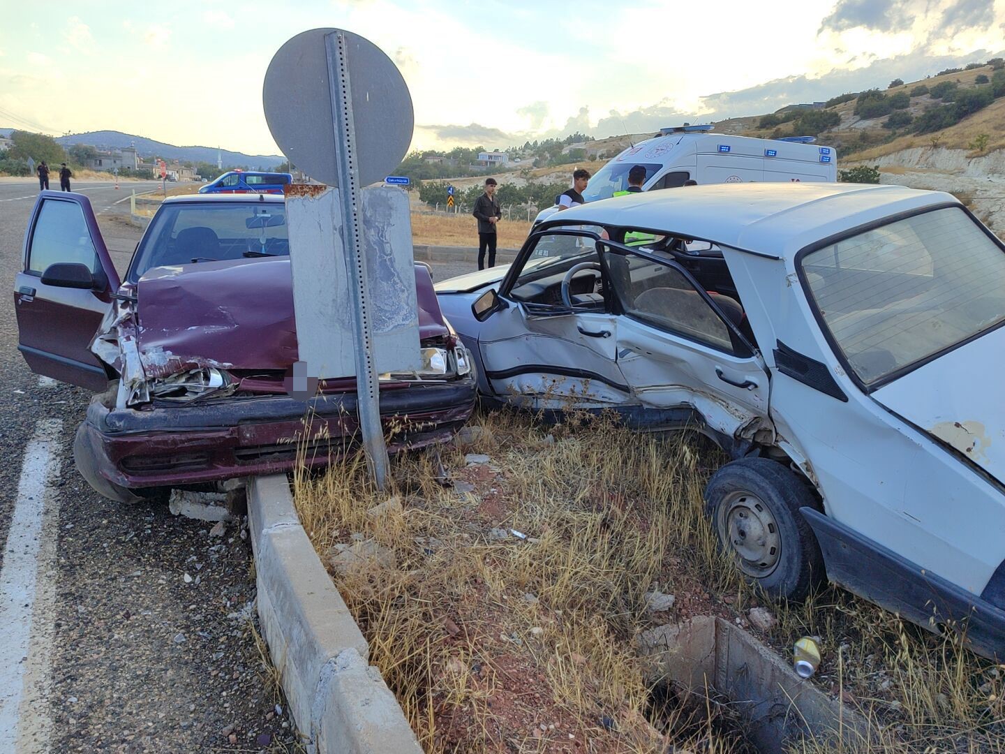 Adıyaman’da iki otomobil çarpıştı: 4 yaralı
