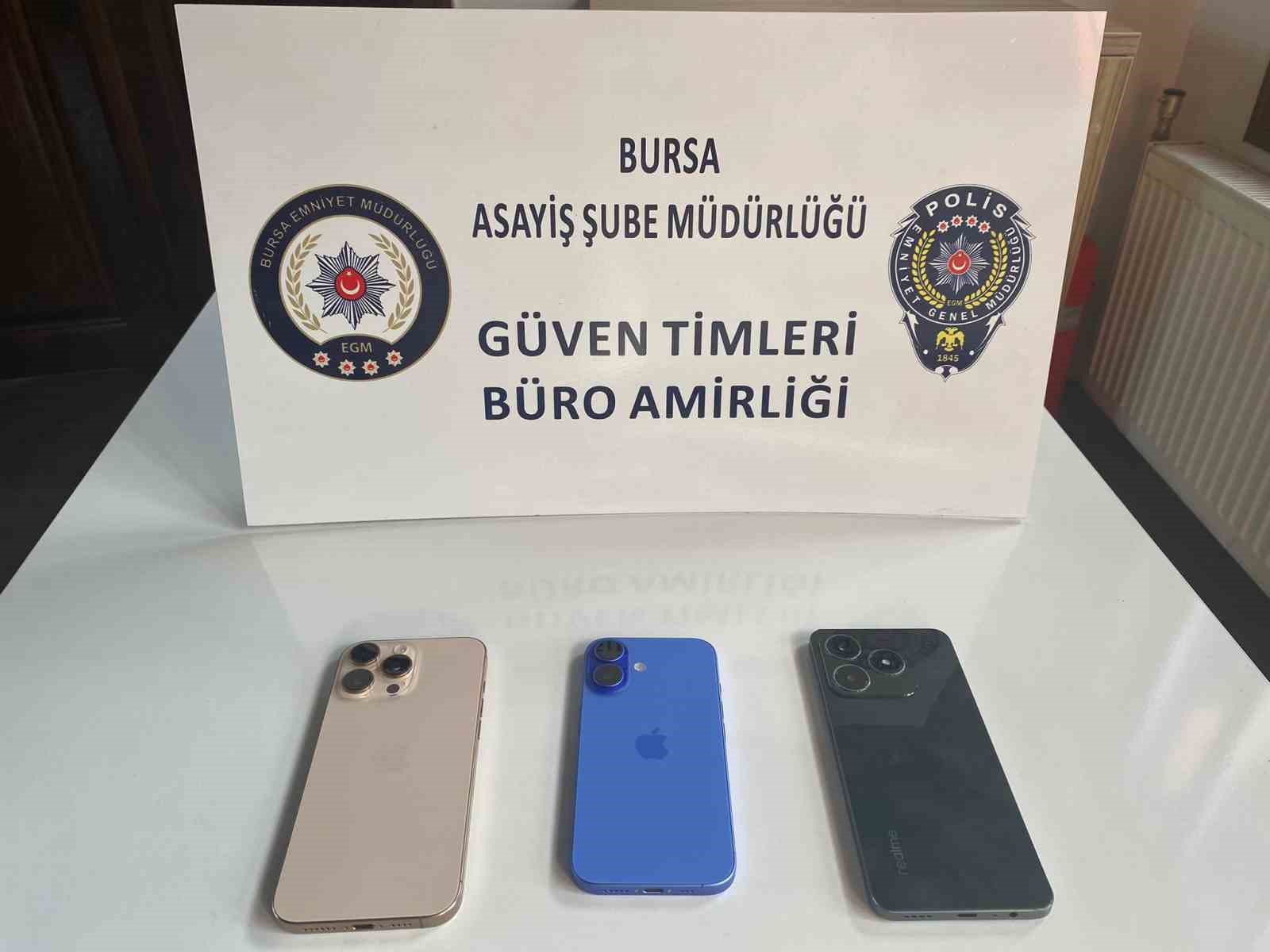 30 saniyede 195 bin lira değerindeki telefonları çalan şüpheliler yakalandı
