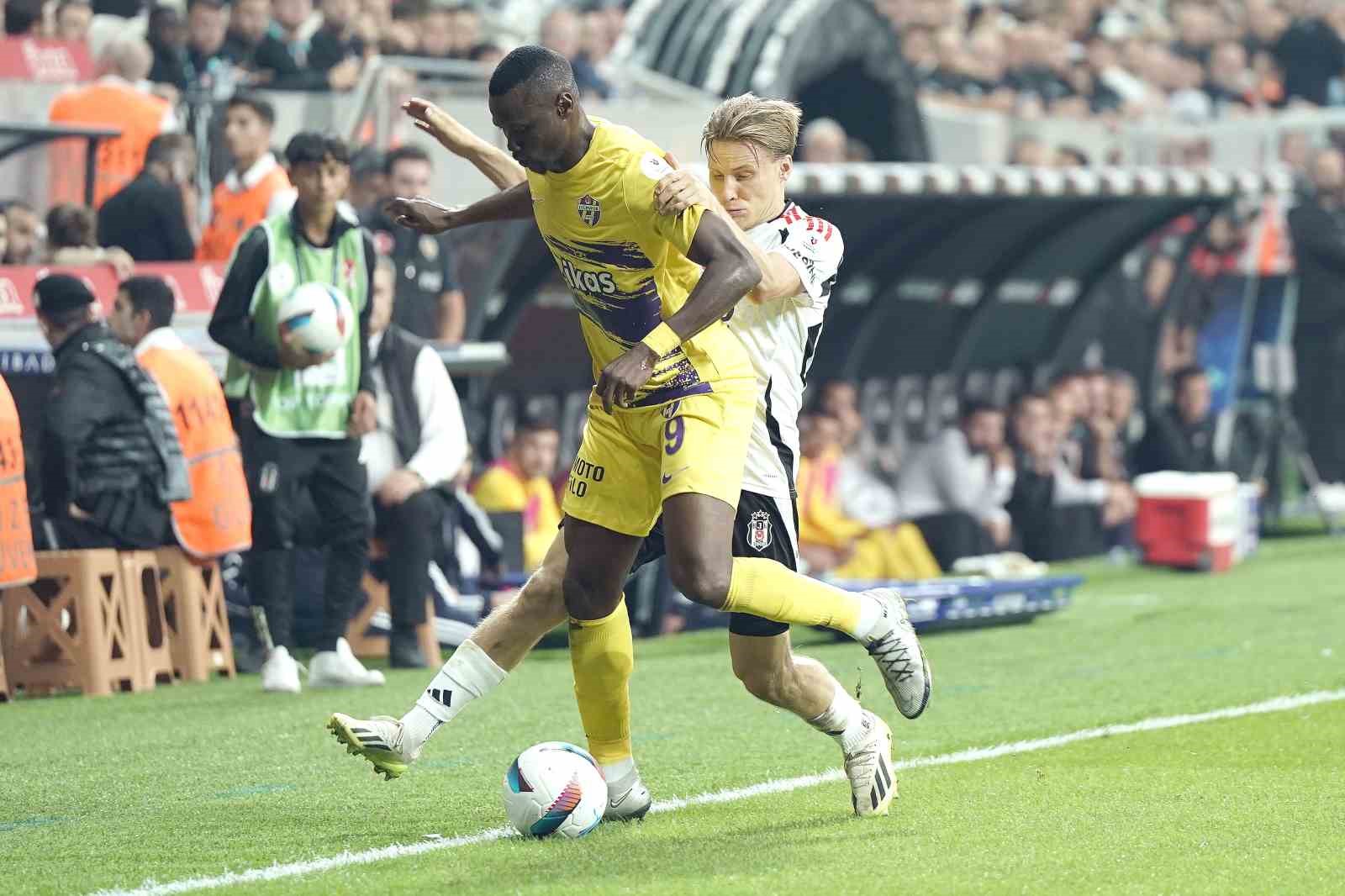 Trendyol Süper Lig: Beşiktaş: 1 - Eyüpspor: 0 (İlk yarı)
